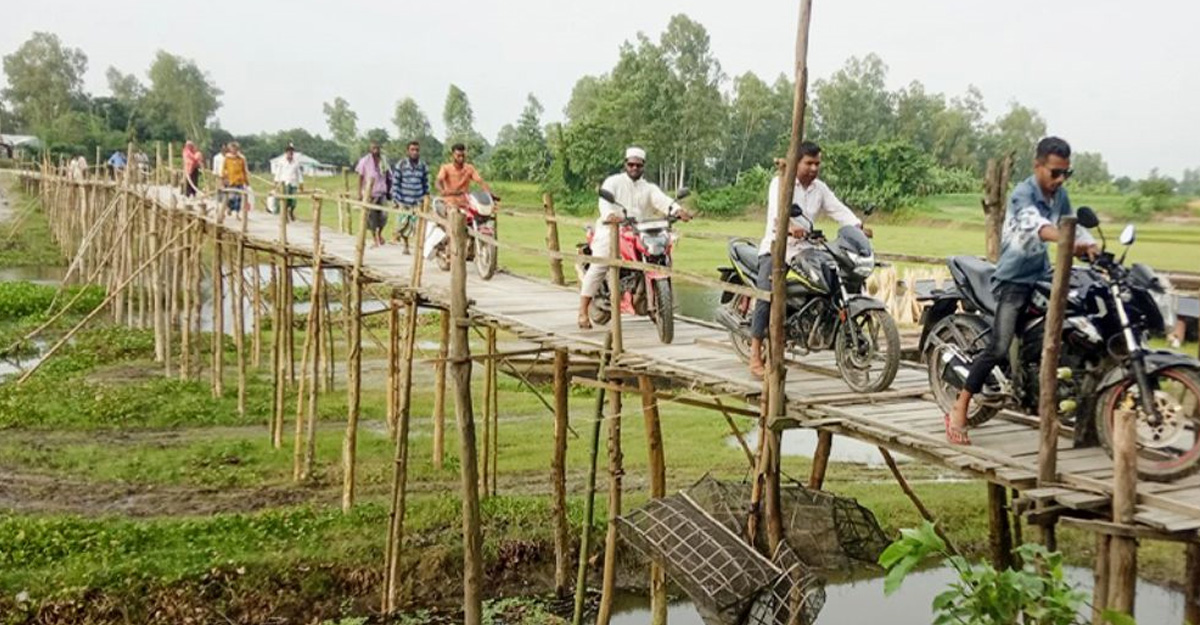 মাদারগঞ্জের ১৩ গ্রামের ভরসা বাঁশ ও কাঠের সাঁকো