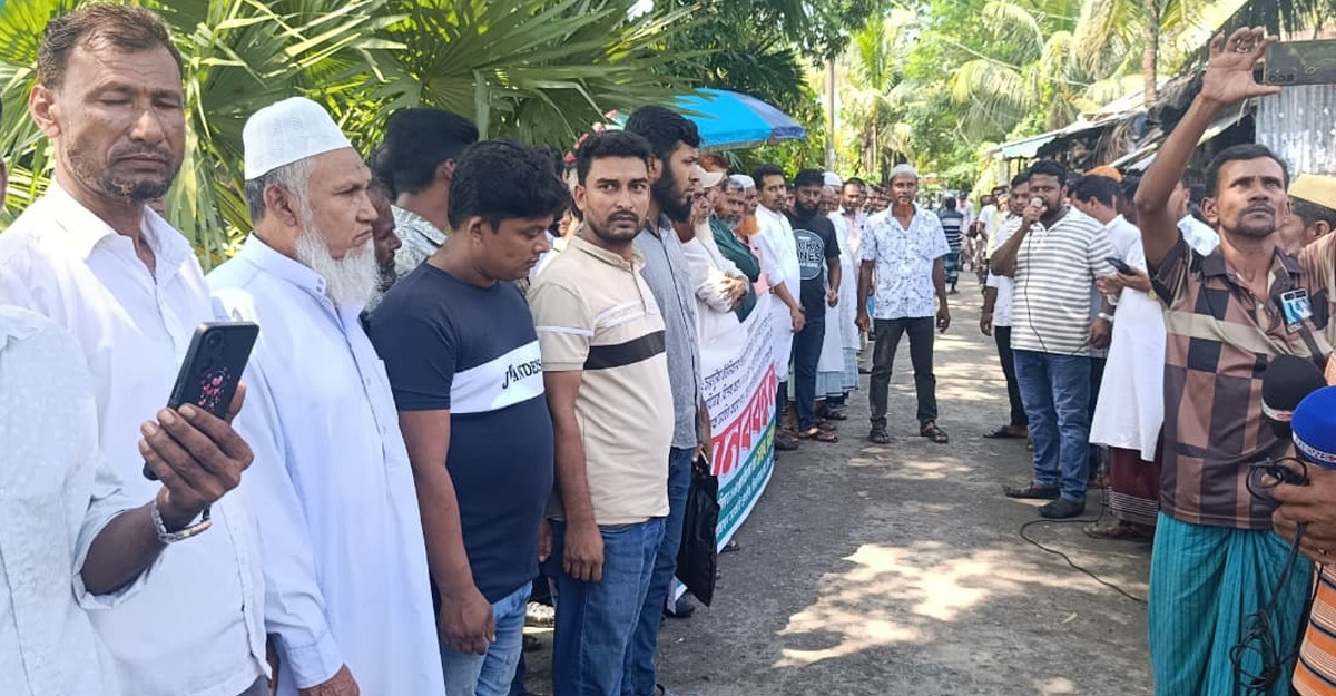 নোয়াখালীতে অস্থায়ী পুলিশ ক্যাম্প স্থাপনের দাবিতে বিক্ষোভ
