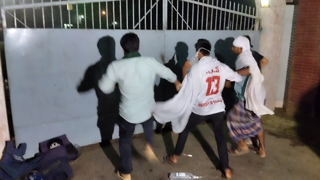 রাজশাহী বিশ্ববিদ্যালয় উপাচার্যের বাসভবনের গেট ভেঙে ভেতরে ঢোকার চেষ্টা শিক্ষার্থীদের