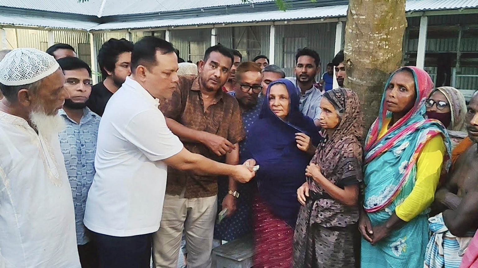 শেরপুরে বন্যায় ক্ষতিগ্রস্ত পরিবার দের পাশে বিএনপি নেতা রুবেল