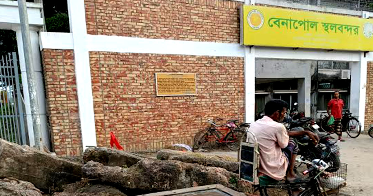 বেনাপোলে স্থলবন্দরে আবর্জনার স্তুপ, পণ্য রক্ষনাবেক্ষণে ব্যঘাত সৃষ্টি