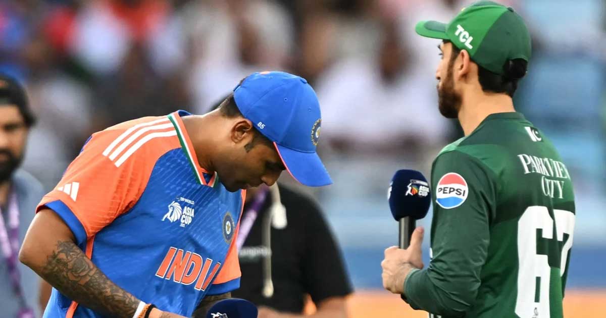 আজও হাত মেলাননি দুই অধিনায়ক, ব্যাটিংয়ে পাকিস্তান