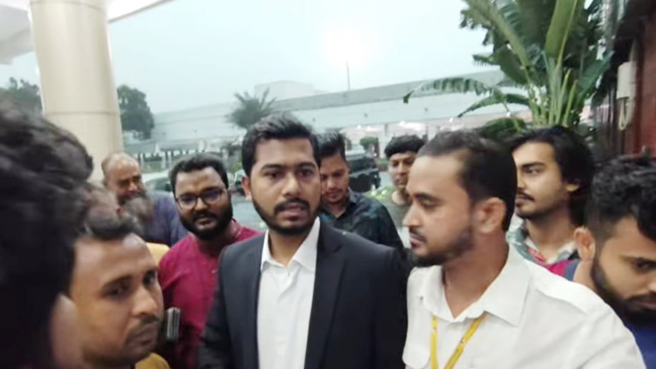 সিঙ্গাপুরের পথে ‍নুর