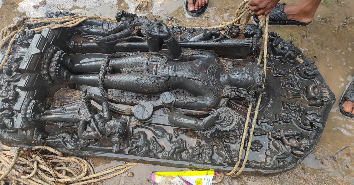বগুড়ায় কষ্টি পাথরের মূর্তি উদ্ধার: গ্রেপ্তার ২