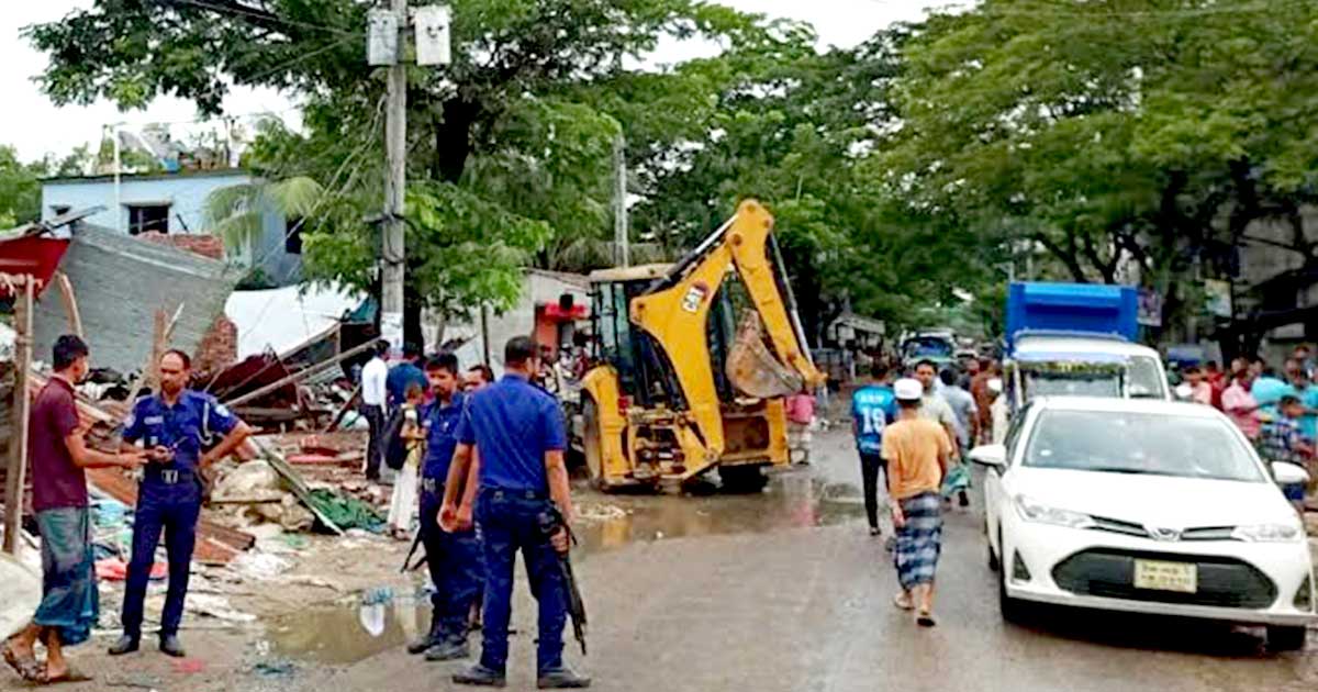 কচুয়ায় সড়কের পাশের শতাধিক অবৈধ স্থাপনা উচ্ছেদ