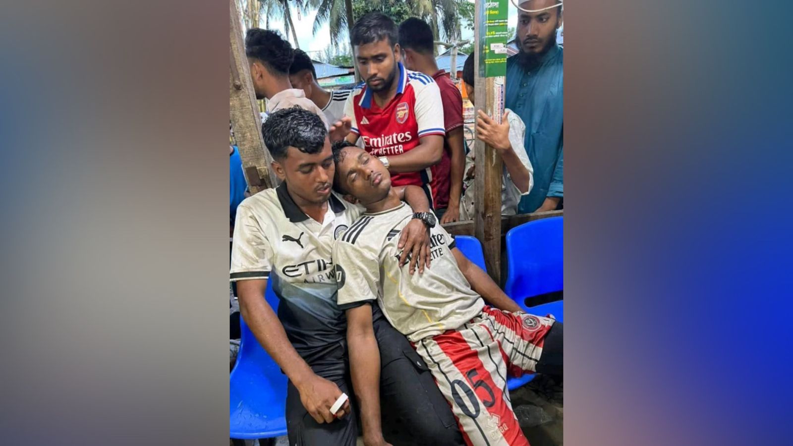 নোয়াখালীর সুবর্ণচরে আন্তঃস্কুল ফুটবল প্রতিযোগিতায় বহিরাগতদের হামলায় আহত ১০