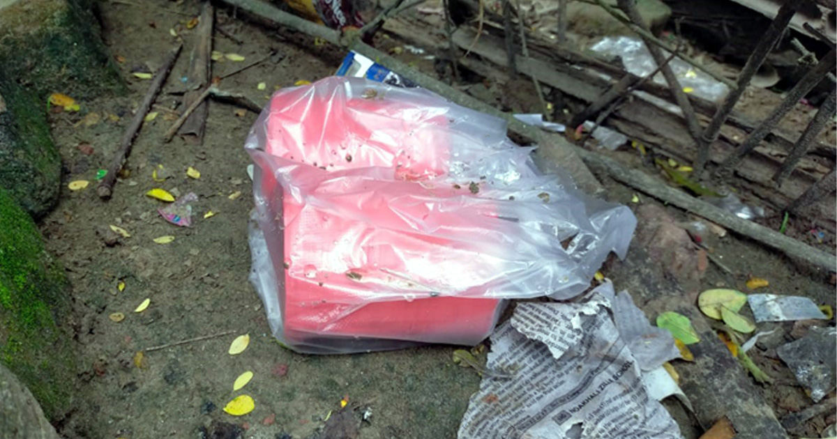 ভয় দেখানোর জন্য দোকানের সামনে বোমা