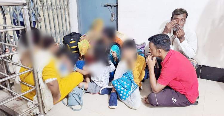 সাতক্ষীরা সীমান্তে ১০ বাংলাদেশিকে হস্তান্তর করলো বিএসএফ