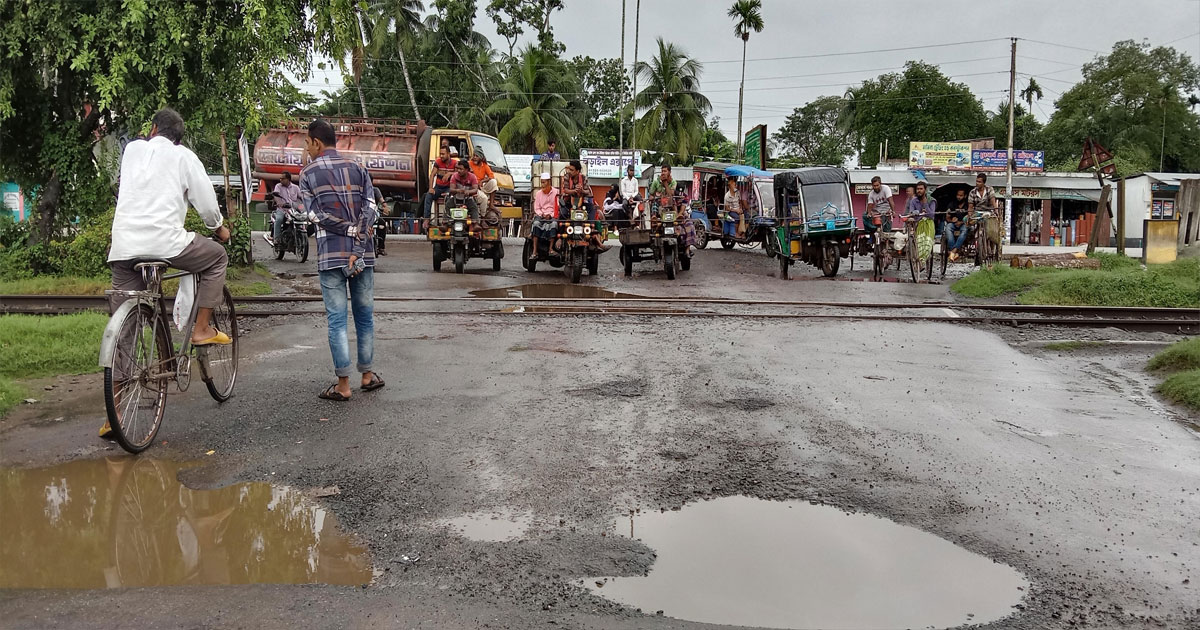 অভয়নগরে ঝুঁকিপূর্ণ  অবৈধ রেল ক্রসিং