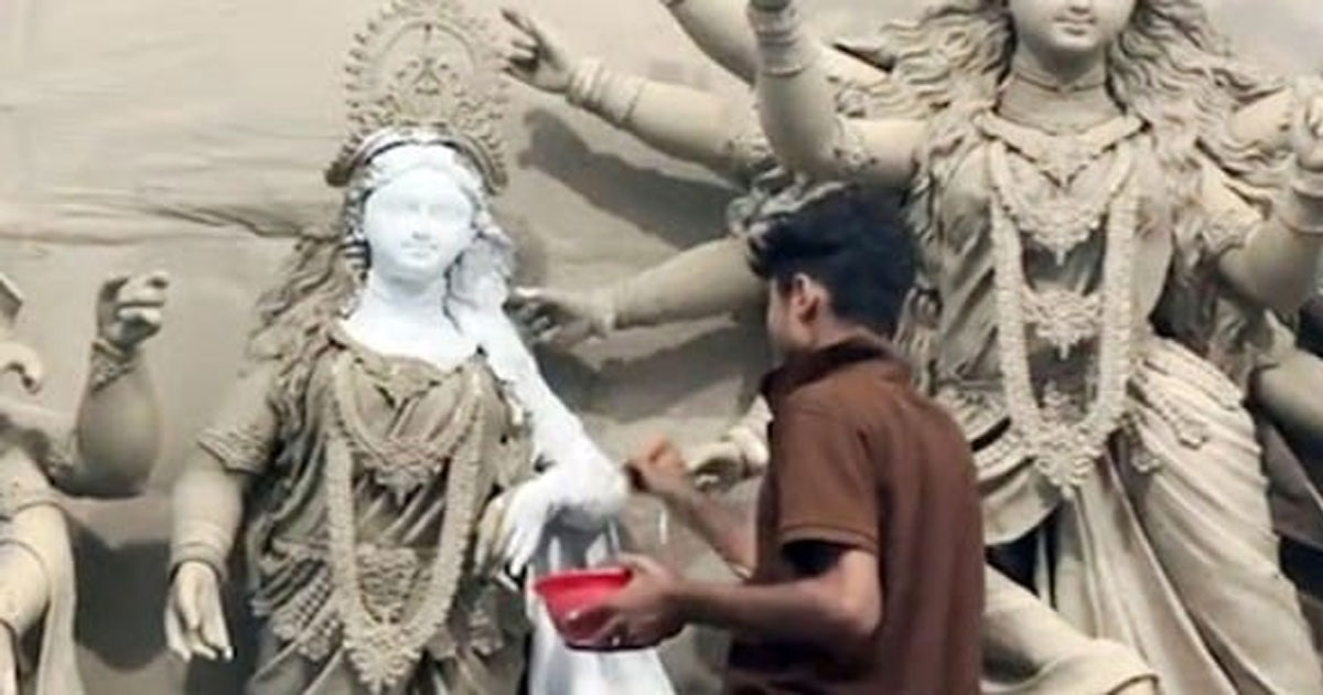ফরিদপুরে ৭৫৮টি মণ্ডপে শেষ মুহূর্তের সাজসজ্জা ও প্রতিমায় রঙের কাজ চলছে
