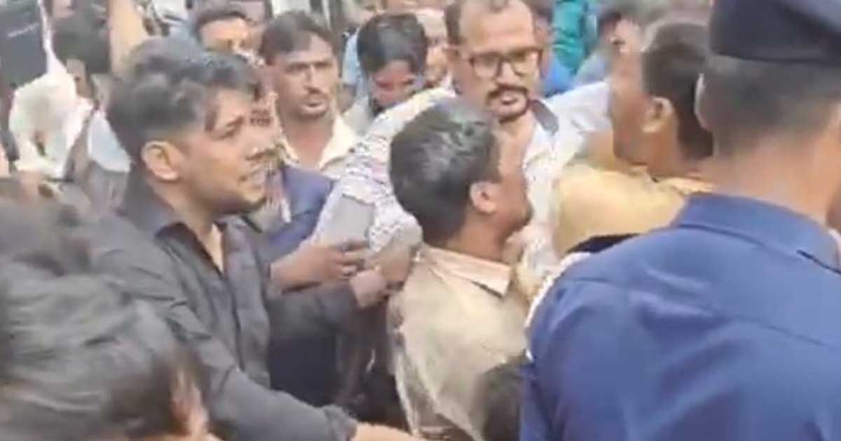 চট্টগ্রাম জেলা প্রশাসকের বদলি বাতিলের দাবিতে বিক্ষোভ