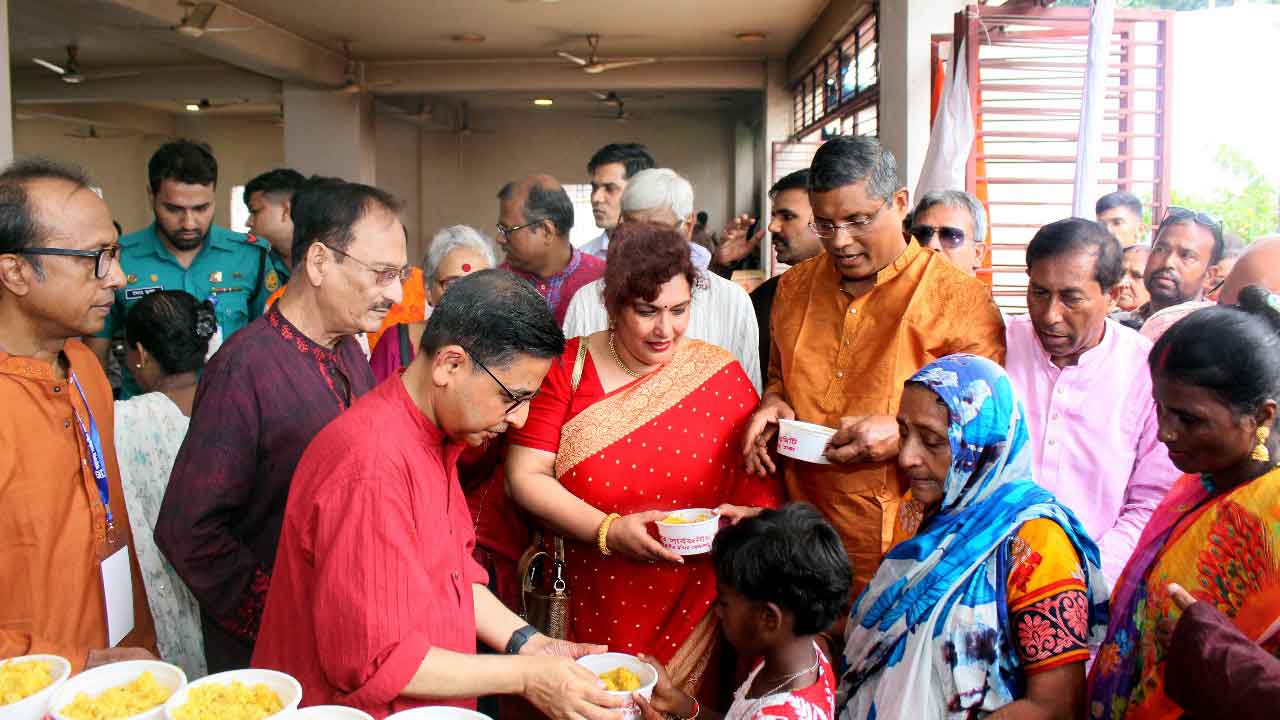 স্ত্রীকে সঙ্গে নিয়ে ঢাকেশ্বরী মন্দিরে ভারতীয় হাইকমিশনার