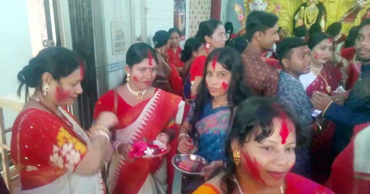 বিজয়া দশমীতে সিঁদুর খেলায় মেতেছেন নারীরা