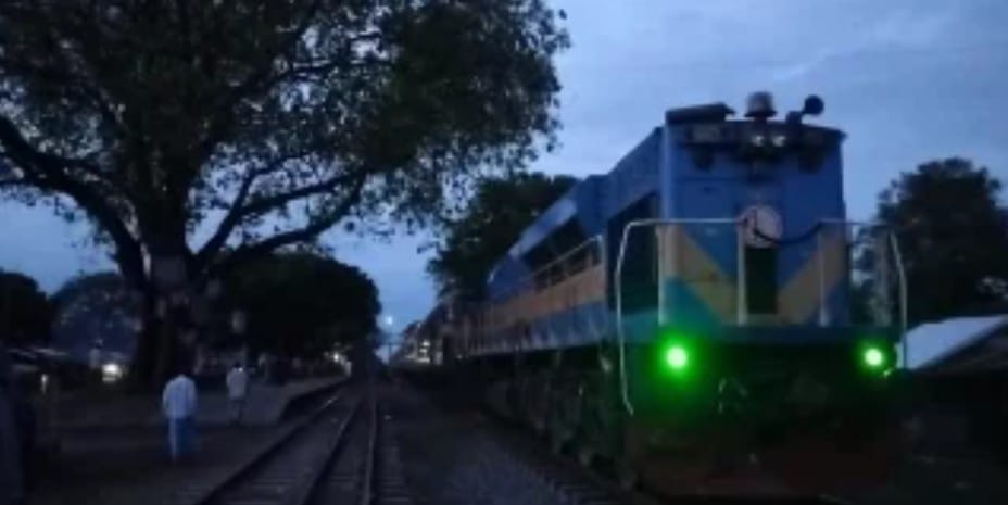 নাটোরের নলডাঙ্গায় বাংলাবান্ধা এক্সপ্রেস ট্রেনে আগুন, ৩ ঘণ্টা বিলম্ব