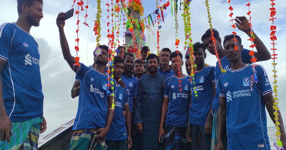 ৪০ লাখ টাকার মাছ নিয়ে ঘাটে ফিরলো জেলেরা