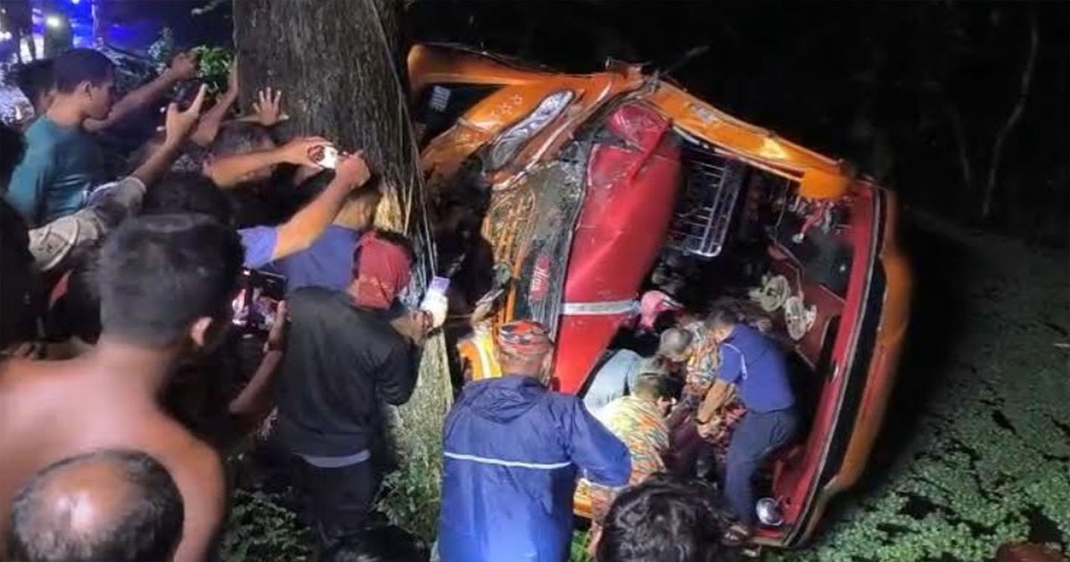 ঢাকা-বরিশাল মহাসড়কে বাস খাদে পড়ে নারী নিহত, আহত অন্তত ২০