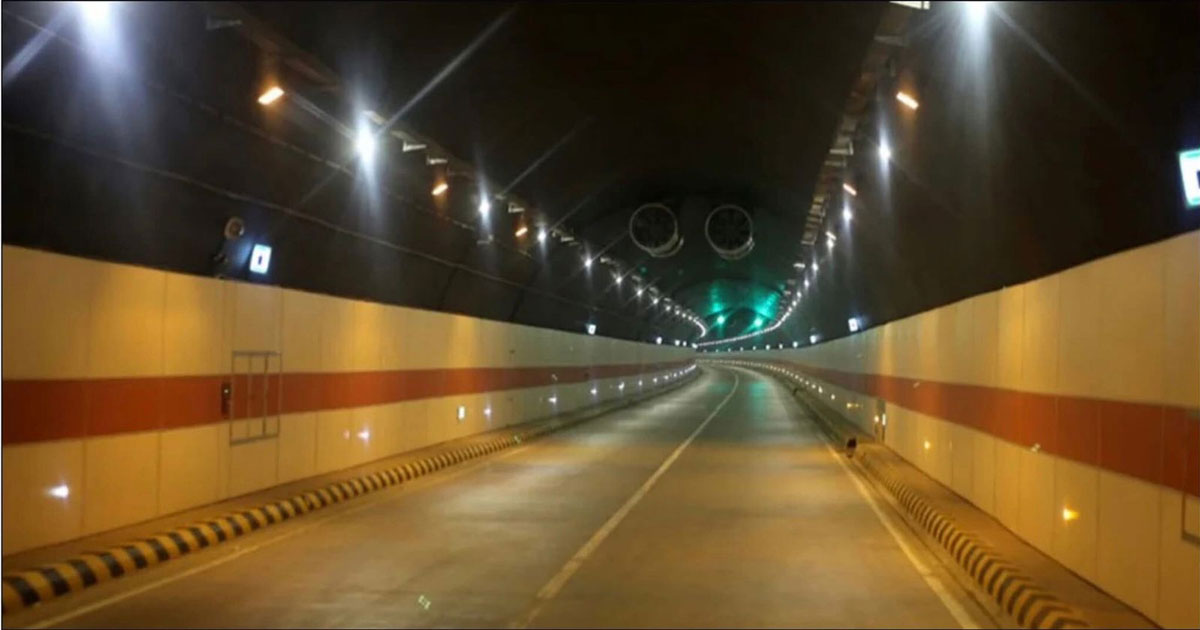 চট্টগ্রামের কর্ণফুলী টানেলে যাত্রীবাহী বাস দুর্ঘটনায় আহত ১৫