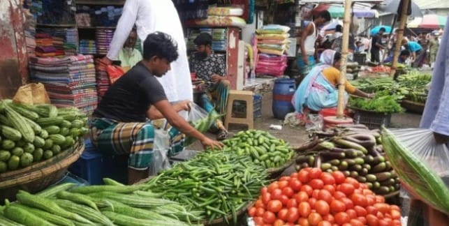 টানা বৃষ্টি ও ভারত থেকে  আমদানি বন্ধ থাকায় বেনাপোলে কাঁচা মরিচের কেজি ৪০০ টাকা