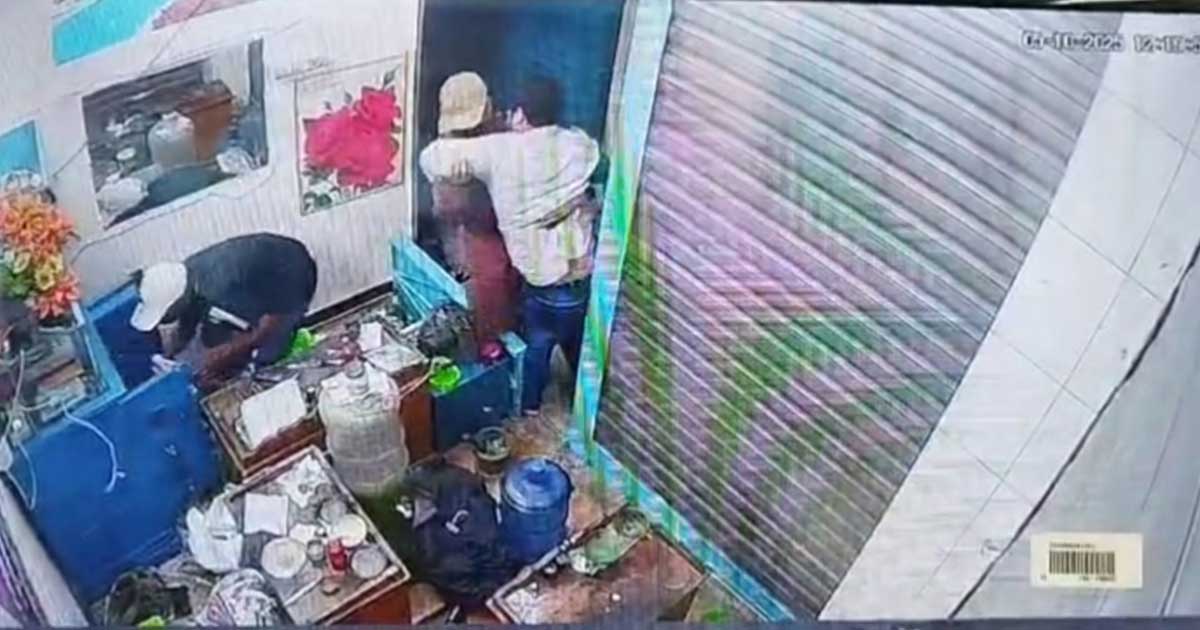 মানিকগঞ্জে দেশীয় অস্ত্র ঠেকিয়ে প্রায় ৪৫ লাখ টাকার স্বর্ণ লুট