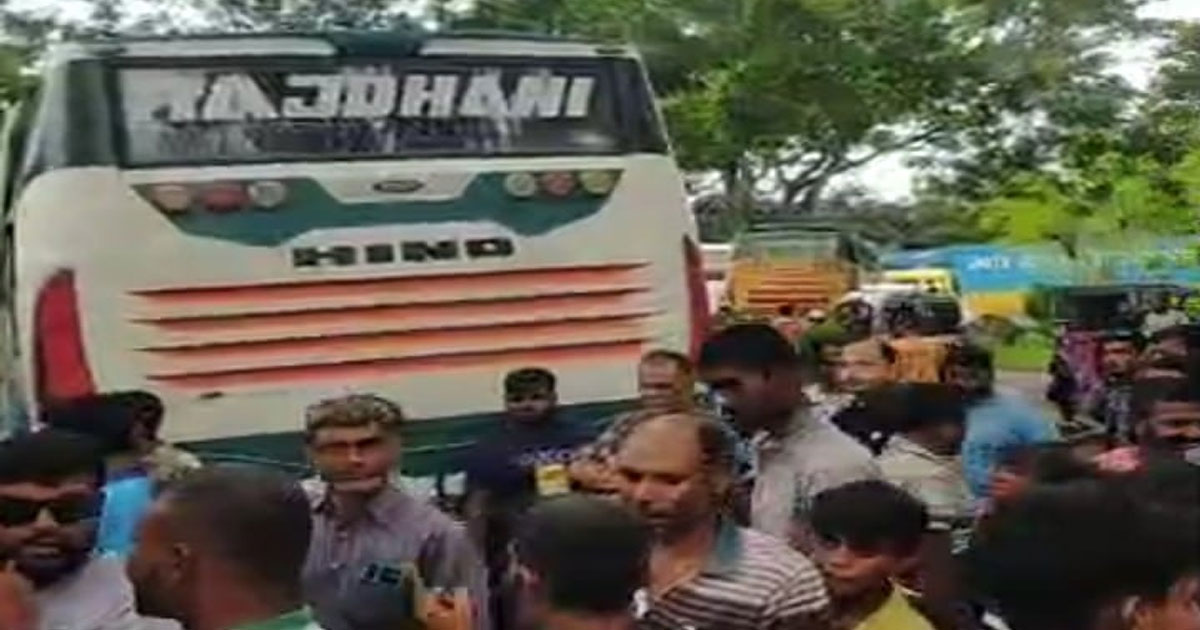 বেনাপোলে বাস তল্লাশি নিয়ে ড্রাইভারকে মারধর, সড়ক অবরোধ