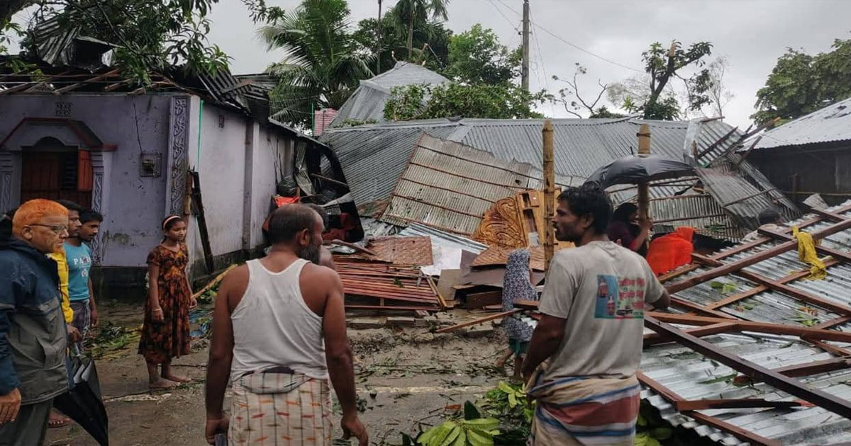 নীলফামারীতে টর্নেডোতে তছনছ ৫ শতাধিক ঘরবাড়ি, আহত ৫০