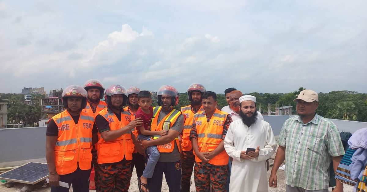 হাজীগঞ্জে ৫ তলা ভবনের এসির আউটডোরে আটকে পড়া শিশু উদ্ধার