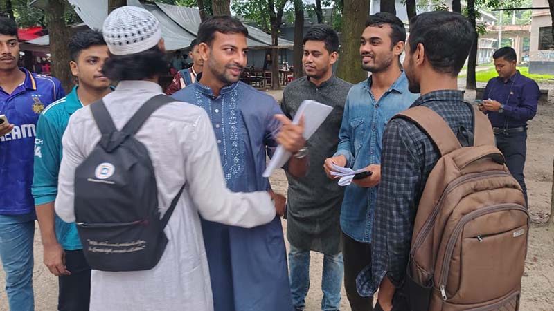 ছুটি শেষে আবারও ভোটারদের কাছে ছুটছেন রাকসু নির্বাচনের প্রার্থীরা