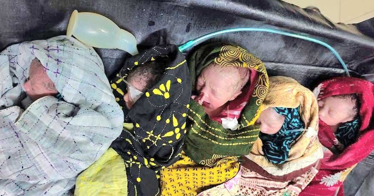 বাউফলে এক গৃহবধূর কোলজুড়ে পাঁচ নবজাতক!