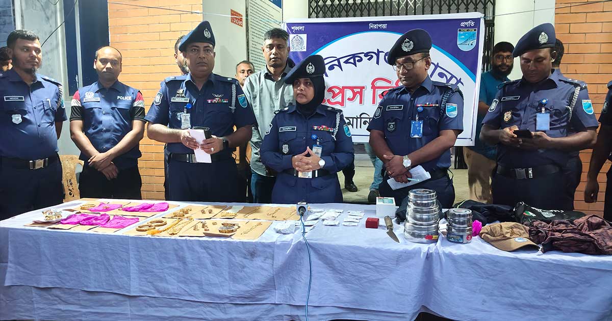 মানিকগঞ্জে নিজ দোকানে ৩৯ ভরি স্বর্ণ লুটের ঘটনায় মালিকসহ আটক ৫