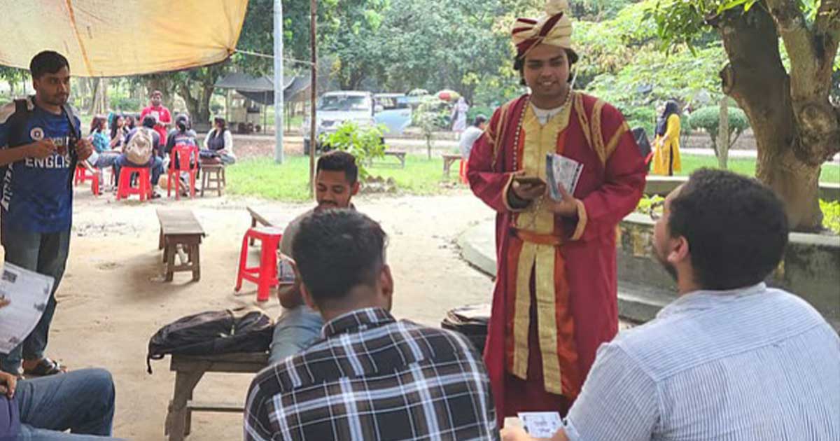 রাকসু নির্বাচনে নবাব সিরাজউদ্দৌলার সাজে প্রার্থীর ব্যতিক্রমী প্রচারণা