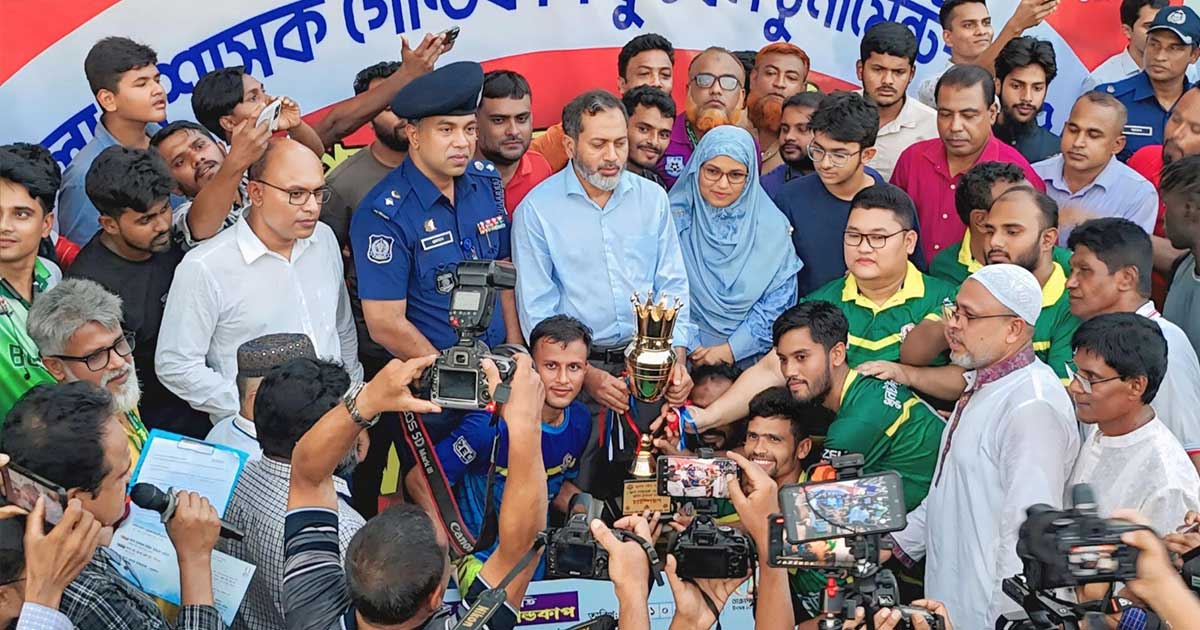 বগুড়ায় জুলাই শহীদ স্মৃতি জেলা প্রশাসক গোল্ডকাপ ফুটবল টুর্ণামেন্টে ধুনট উপজেলা চ্যাম্পিয়ন