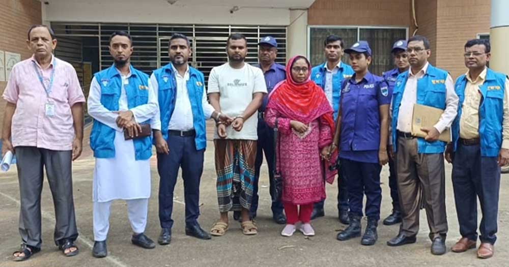 ‘ঘুষ নিতে’ সহকারী নিয়োগ, সেই রাজস্ব কর্মকর্তা গ্রেপ্তার