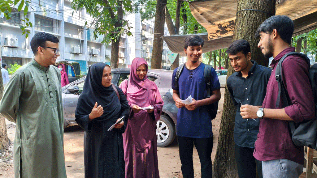 রাকসু নির্বাচন: আচরণ বিধি লঙ্ঘন করে ছেলের প্রচারণায় অংশ নিলেন মা