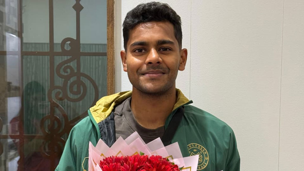 ঢাকায় নেমে শমিত বললেন, ‘হংকংয়ের বিপক্ষে দুই ম্যাচেই জিততে পারি’