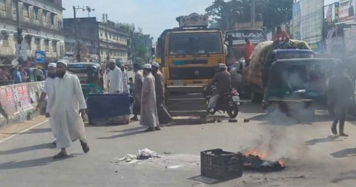 সড়ক দুর্ঘটনায় হেফাজত নেতার মৃত্যু, চট্টগ্রামে সড়ক অবরোধ