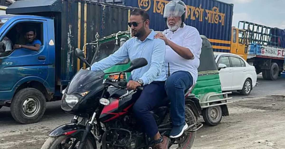 যানজটে আটকা পড়ে  বাধ্য হয়ে মোটরসাইকেলে  সড়ক উপদেষ্টা