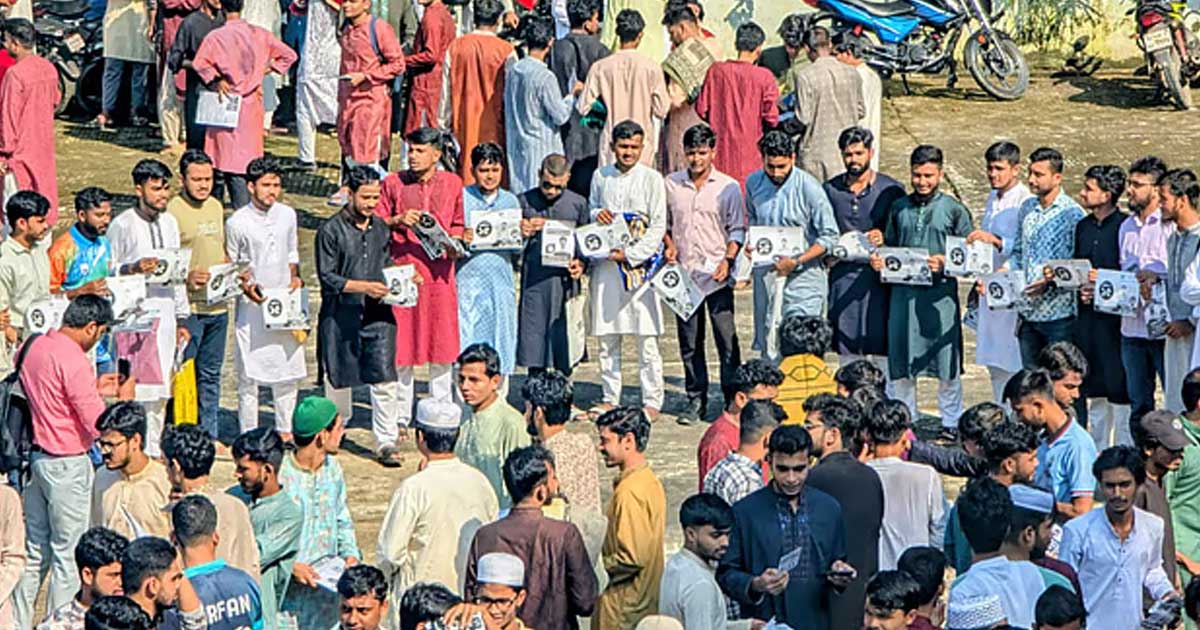 জুমার দিনে মসজিদ প্রাঙ্গণে প্রচারে চাকসু প্রার্থীরা