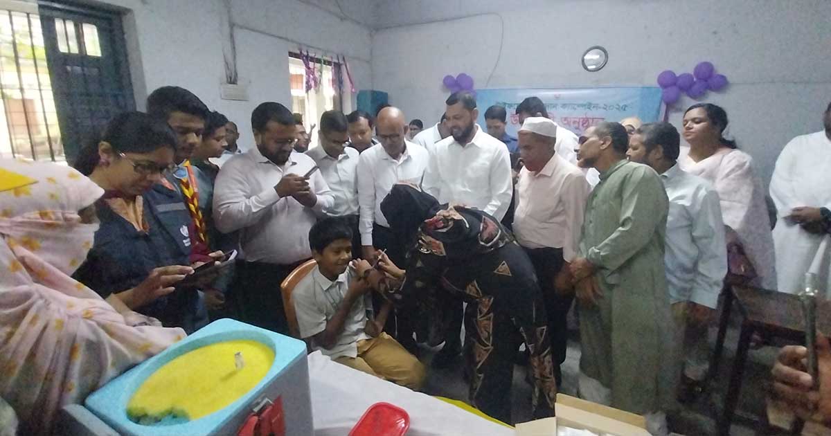 চাঁপাইনবাবগঞ্জে বিনামূল্যে টাইফয়েড টিকাদান কার্যক্রম শুরু