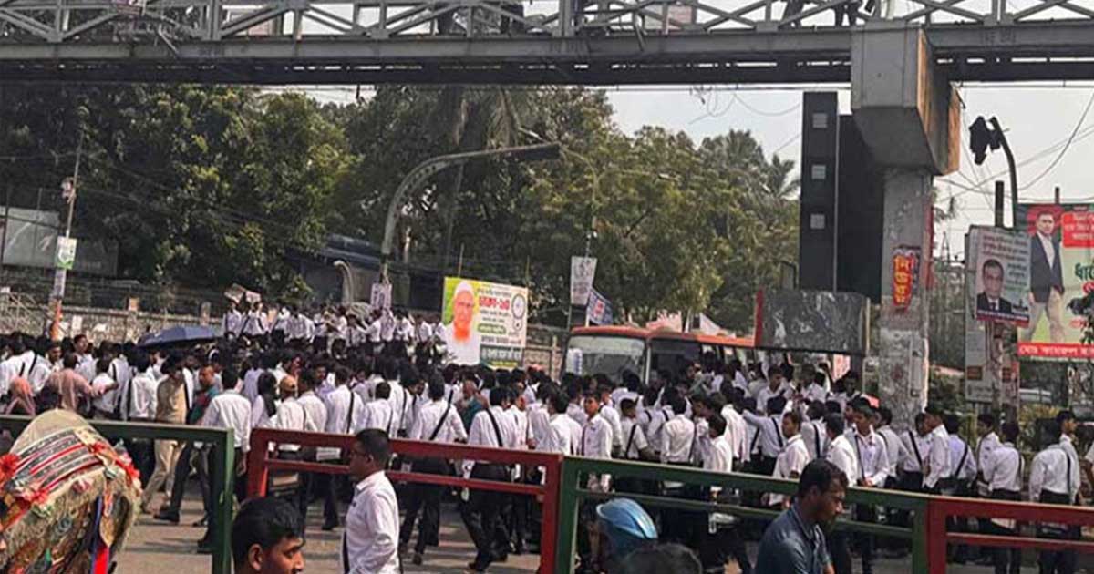 ঢাকা কলেজ শিক্ষার্থীদের সড়ক অবরোধ, ভোগান্তিতে অফিসগামী মানুষ