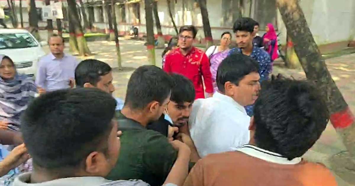 ঢাকা কলেজে শিক্ষক-শিক্ষার্থী ধস্তাধস্তি