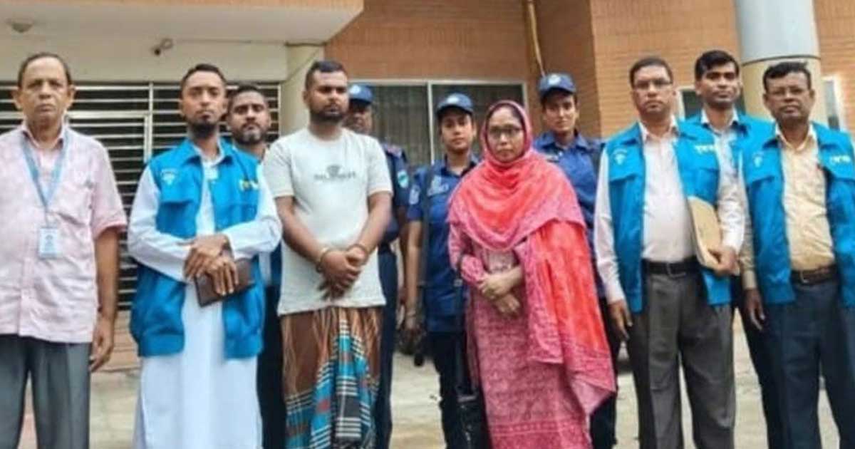 বেনাপোলের কাস্টমস কর্মকর্তাসহ দুইজনের সাত দিনের রিমান্ড চেয়েছে দুদক