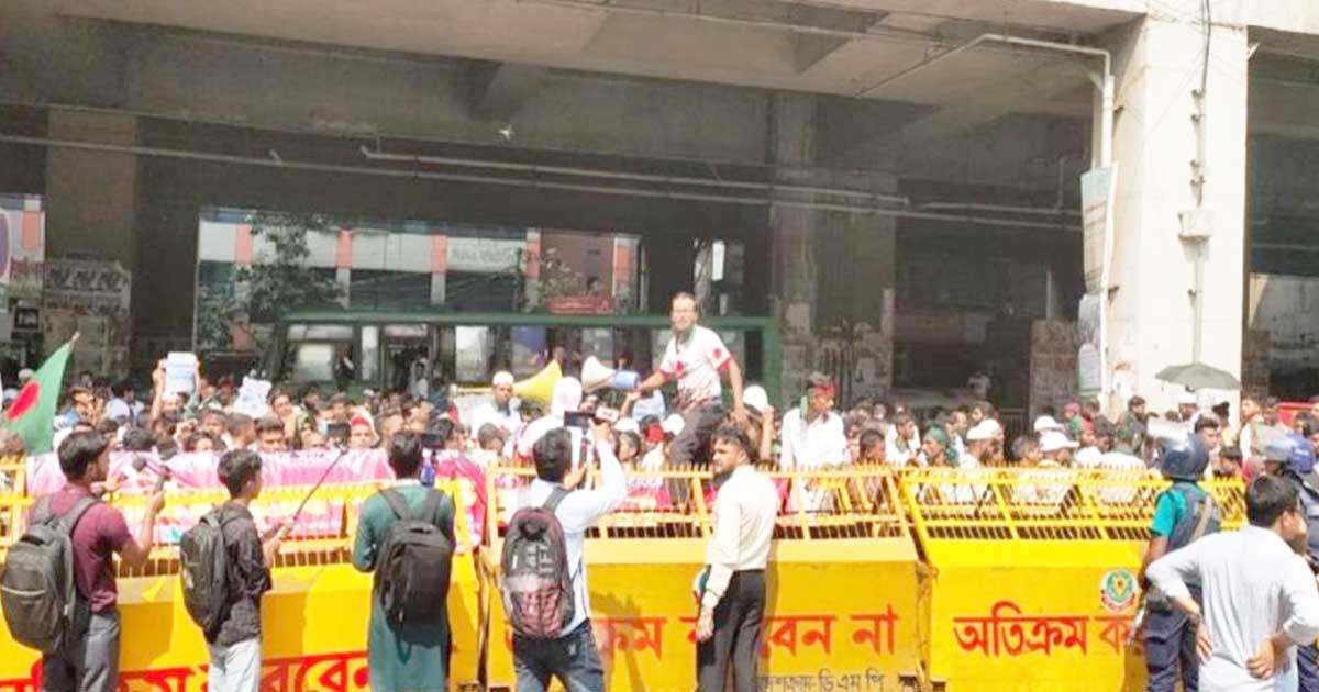 ৪ দাবি নিয়ে সচিবালয়ে হাজির শহীদ পরিবার ও আহত জুলাই যোদ্ধারা