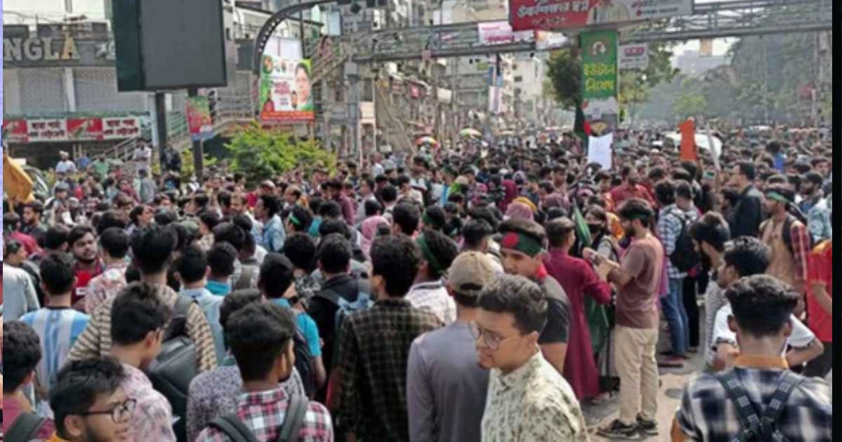 ছাত্রকে মারধর ও শিক্ষককে হেনস্তার প্রতিবাদে সায়েন্স ল্যাবরেটরি মোড়ে চলছে ব্লকেড কর্মসূচি