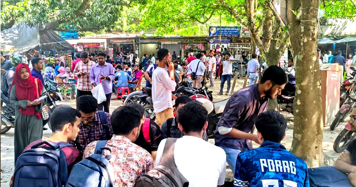 শেষ দিনের প্রচারণায় জমজমাট রাবি ক্যাম্পাস