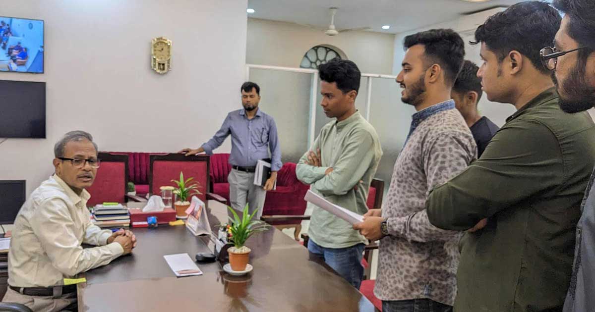 শিক্ষক নিয়োগে নিয়মের শিথিলতা চেয়ে জবি ছাত্রদলের স্মারকলিপি