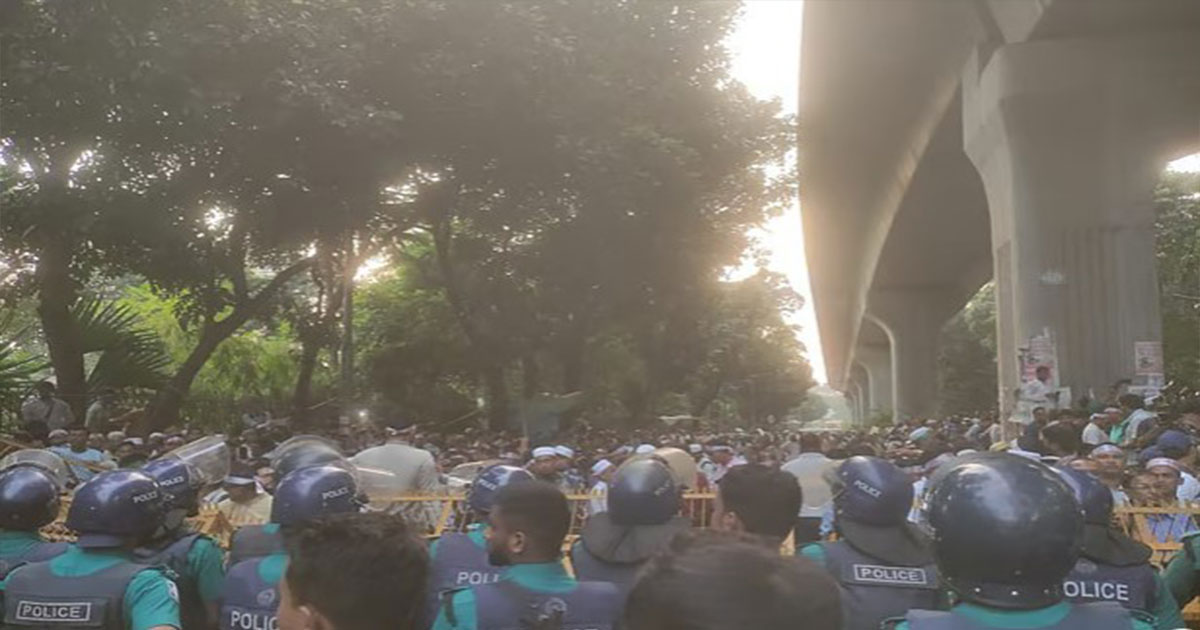 ‘মার্চ টু সচিবালয়’, রাস্তায় পুলিশি বাধায় আন্দোলনরত শিক্ষক-কর্মচারীরা