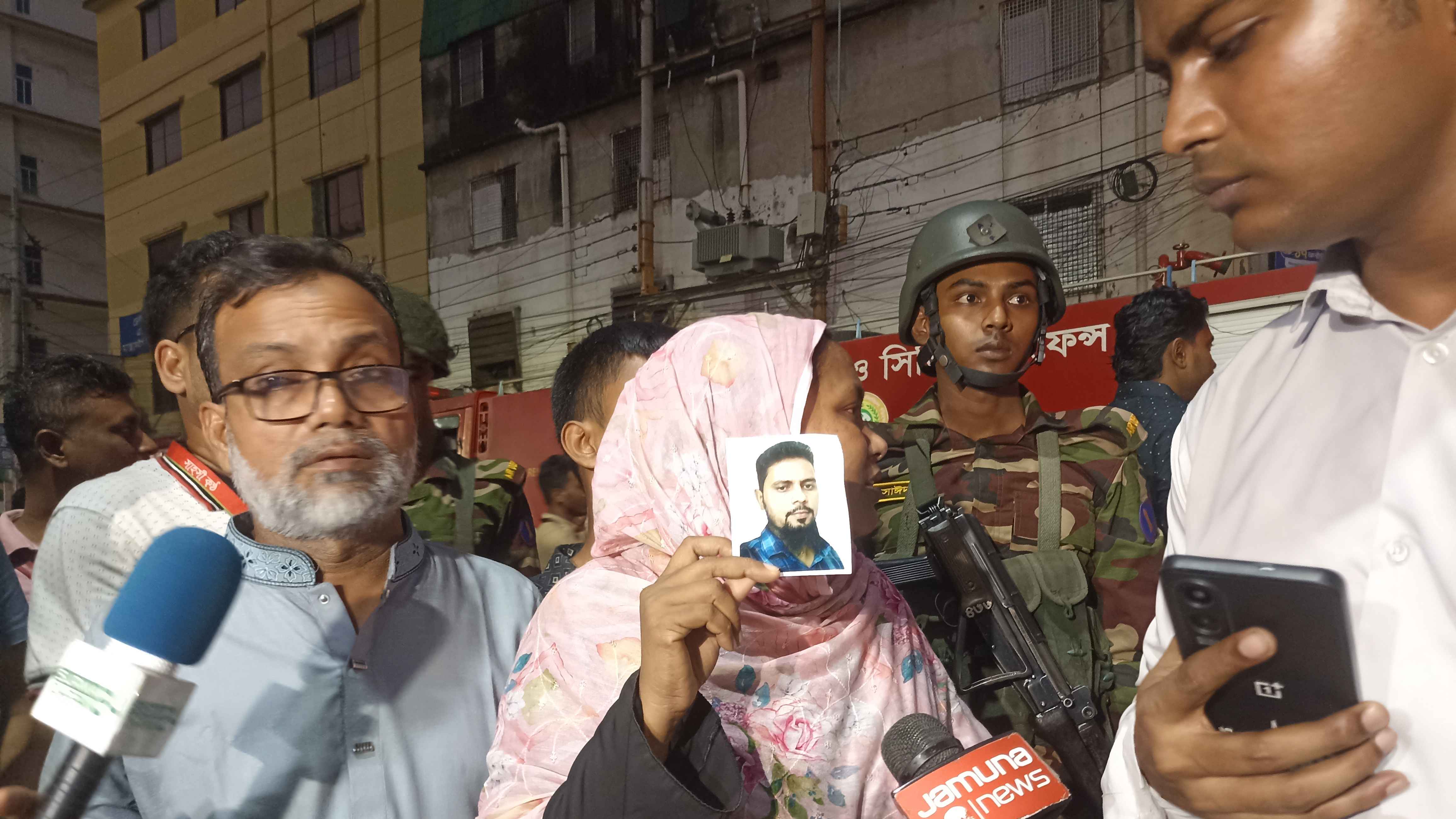 মিরপুরে আগুন: ছবি হাতে নিখোঁজ স্বজনের অপেক্ষায় তারা