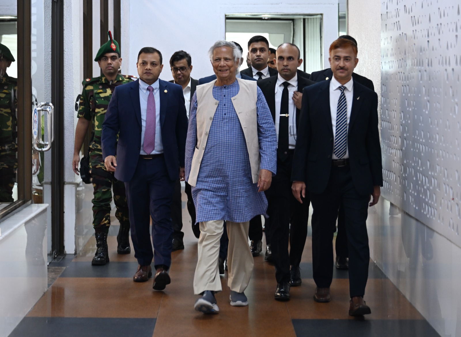 দুই দিনের ইতালি সফর শেষে দেশে ফিরেছেন প্রধান উপদেষ্টা