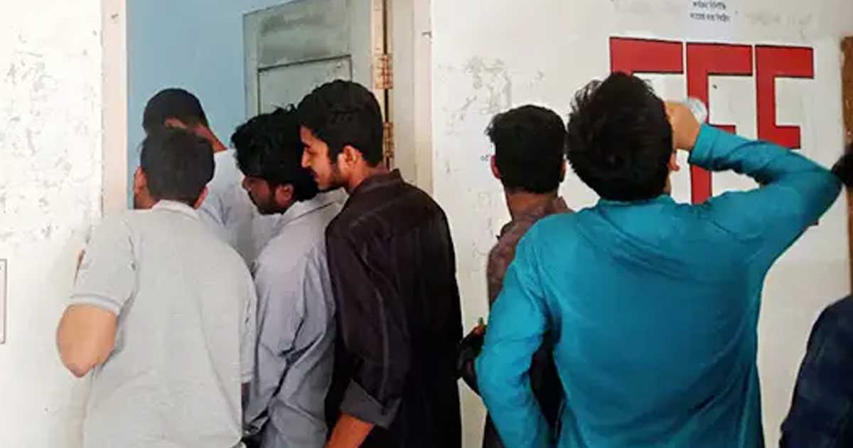 চাকসু নির্বাচনে অভিযোগ: ব্যালটে প্রিসাইডিং অফিসারের স্বাক্ষর নেই