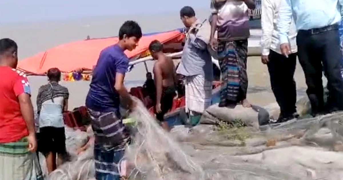 রাজবাড়ীতে ইলিশ ধরায় ২ জেলে আটক,  ১ লাখ মিটার জাল জব্দ
